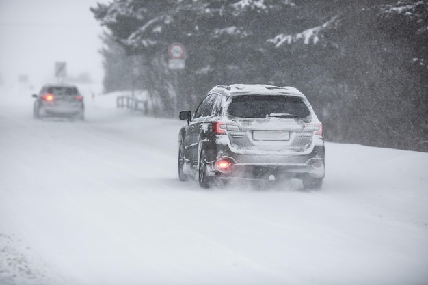 Foto liptov slowakei 30. januar 2022 auto mit schnee bedeckt, der an einem kalten wintertag im schneesturm fährt