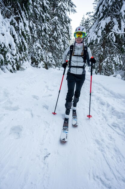 Liptovsky mikulas slowakei 2022021 Bergsteiger Backcountry Ski Walking Skialpinist in den Bergen Skitouren in alpiner Landschaft mit schneebedeckten Bäumen Abenteuer Wintersport
