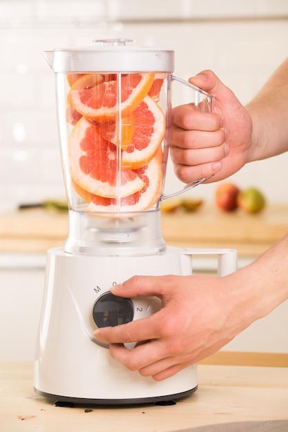 Liquidificador de toranja branca em uma mesa de madeira