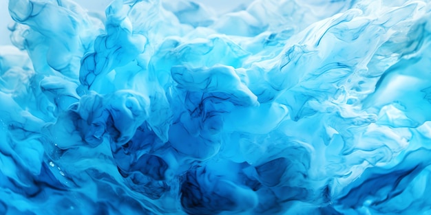 Un líquido azul está en el agua y es azul.