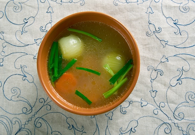 Líquido com sabor de caldo de corte para escaldar ou cozinhar alimentos rápidos.