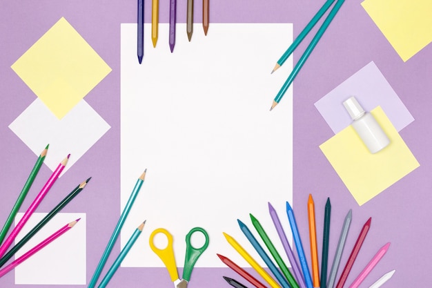 Líquido de corrección de tijeras de lápices de colores de papel blanco en blanco sobre el escritorio Creatividad infantil