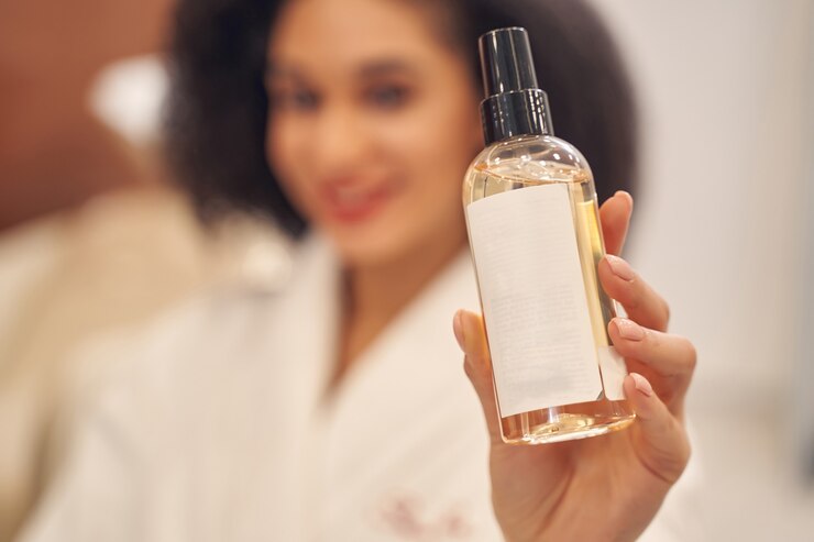 Foto líquido cosmético profissional sendo demonstrado por mulher