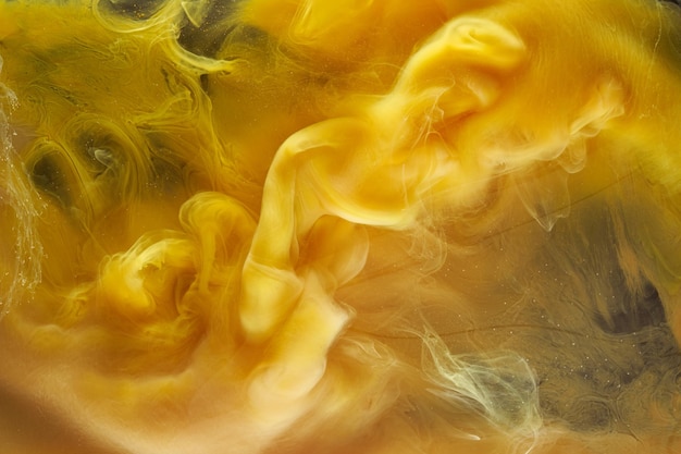 Líquido fluido arte abstracto fondo amarillo baile pinturas acrílicas espacio submarino humo océano