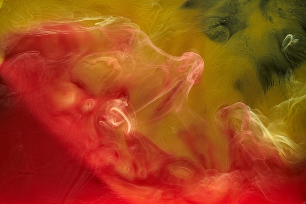 Líquido fluido arte abstracto fondo rojo amarillo baile pinturas acrílicas espacio submarino humo océano explosión de color