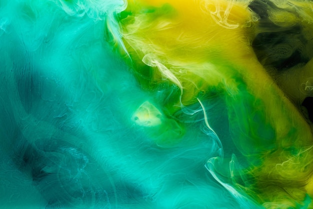 Líquido fluido arte abstracto fondo verde amarillo baile pinturas acrílicas bajo el agua espacio humo océano color explosión