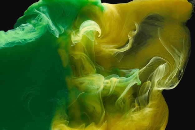 Líquido fluido arte abstracto fondo verde amarillo baile pinturas acrílicas bajo el agua espacio humo océano color explosión