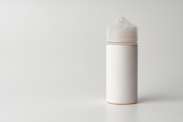 Líquido de relleno para cigarrillos electrónicos sobre un fondo gris