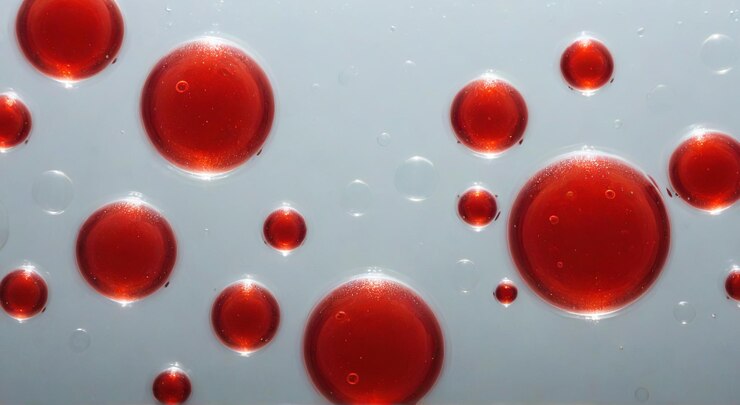 Foto líquido rojo en un vaso transparente