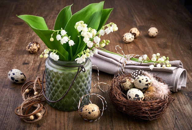 Lirio de los valles y decoraciones de Pascua en madera de roble viejo