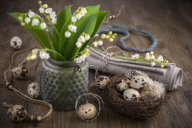 Lirio de los valles y decoraciones de Pascua en madera vieja