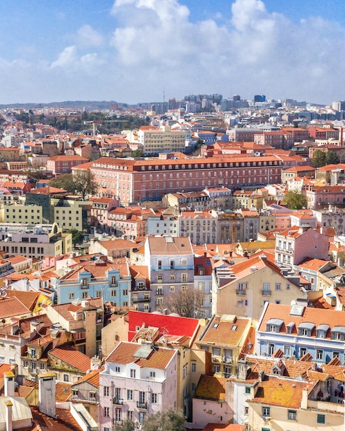 Lisboa Portugal 10 de marzo de 2018 Vista superior de los tejados rojos de la ciudad vieja de Lisboa en Portugal