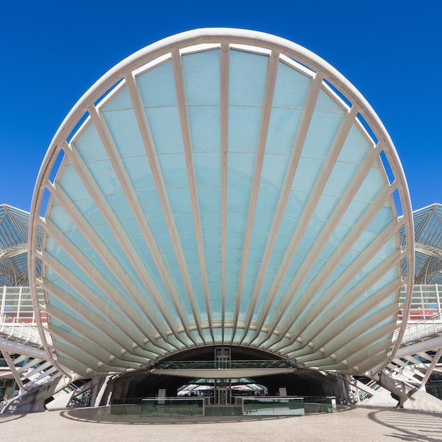 Foto lisboa, portugal - 16 de julio: arquitectura moderna en la estación de oriente (gare do oriente) el 16 de julio de 2014 en lisboa, portugal.