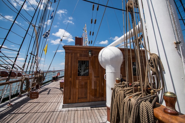 LISBOA, PORTUGAL: 22 de julio de 2016 - Tall Ships race es un gran evento náutico donde se presentan al público grandes y majestuosos barcos con velas para su visita.