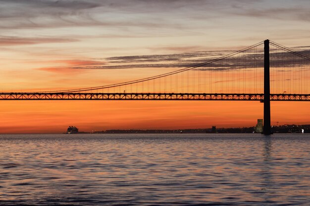 Lisboa y el puente de abril al atardecer naranja