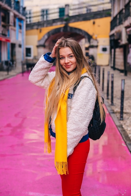 Lisbon, chica elegante de la calle Pink, posando y mirando a la cámara.