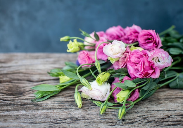 Lisianthus-Bouquet auf einem Holztisch