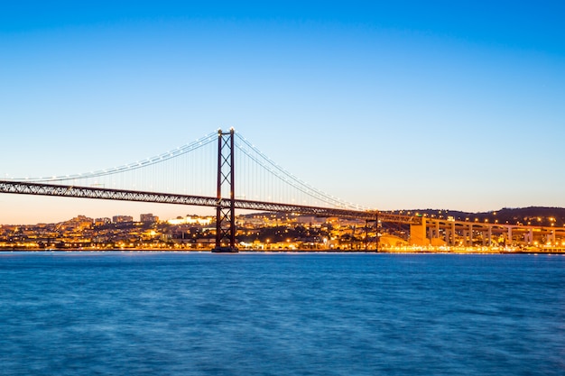 Lissabon Brücke in der Abenddämmerung