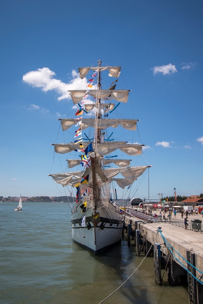 LISSABON, PORTUGAL: 22. Juli 2016 - Tall Ships Race ist ein großes nautisches Ereignis, bei dem große majestätische Schiffe mit Segeln der Öffentlichkeit zur Besichtigung präsentiert werden.