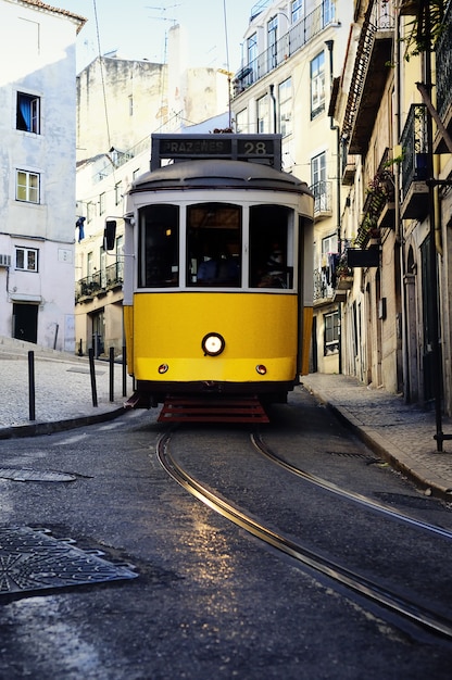 Lissabon Tram in einer alten Straße