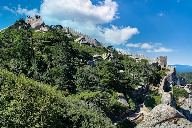 Lissabon-Verteidigungsschloss in Portugal mit Wand entlang des Berges.