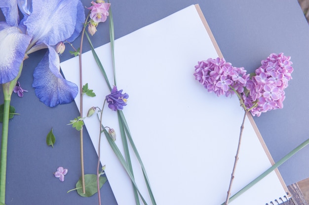 Lista de álbumes de espacios en blanco vacíos con suaves flores violetas