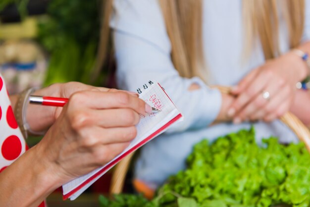 Lista de compras de comprobación de mujer joven