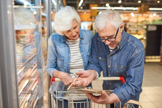 Lista de compras de lectura de pareja Seniour