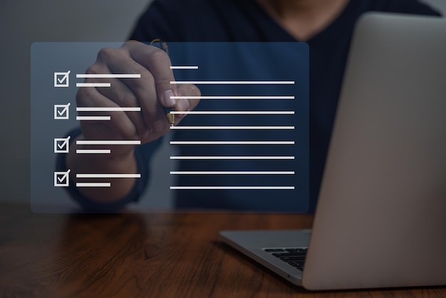 Lista de comprobación de empresarios y documentos en pantallas virtuales concepto personas de negocios comprueban cuestionario digital electrónico evaluación encuesta en línea tecnología de comunicación