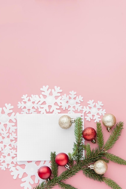 Lista de objetivos do conceito de ano novo na caixa de presente do bloco de notas e decoração de natal na cor pastel rosa com espaço de cópia