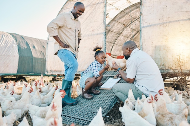 Lista de verificação de ovos e frango com família negra na fazenda para ambiente agrícola e vínculo Relaxe, monitore e ame com homens e crianças agricultoras no campo rural para cuidados de saúde e animais