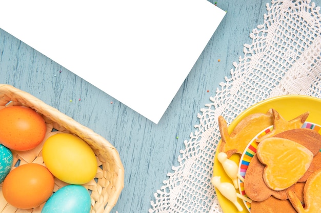 Foto lista de papel blanco vacío con huevos de pascua y galletas caseras navideñas