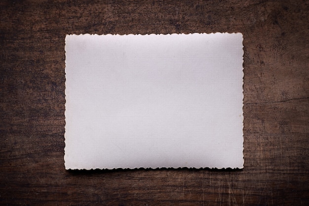 Lista de papel blanco vintage en mesa de madera con textura