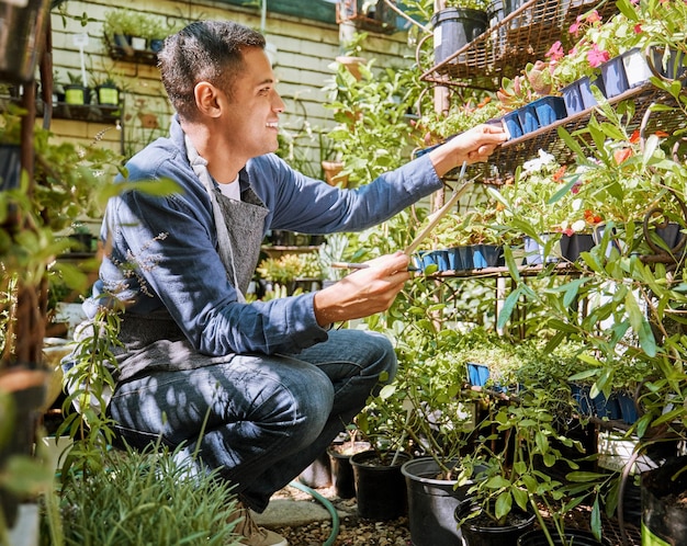 Lista de verificación de jardinería y plantas para hombres o empresario feliz que trabaja en flores, supermercados, pequeñas empresas, agricultura y control del crecimiento de las flores. Inventario de ecología de empresarios o control de calidad.