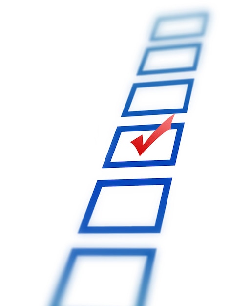 Lista de verificación con marca de verificación roja aislada en blanco