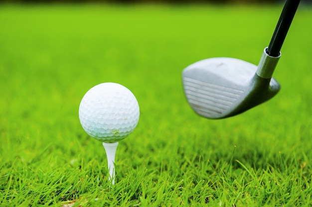 Listo para atacar. Primer plano del conductor balanceándose cerca de la pelota de golf