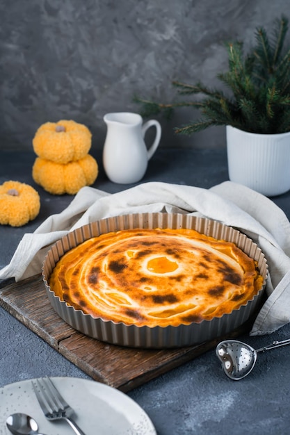 Foto listo para comer fresco dulce en capas pastel de calabaza en la forma en la mesa de acción de gracias tratar