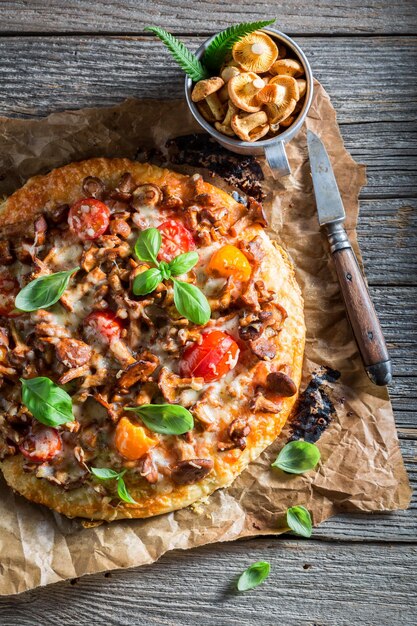 Listo para comer pizza en una vieja mesa rústica de madera