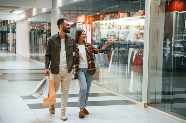 Listo para la compra Una pareja joven está en el supermercado juntos