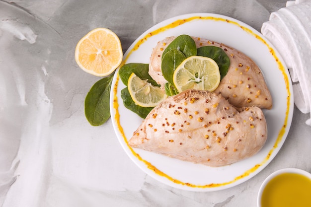 Listo pechuga de pollo sobre fondo gris concreto