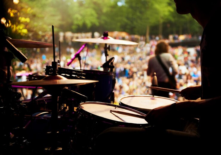Foto listo para el rock captura recortada de los pies de un músico en el escenario en un festival de música al aire libre