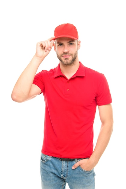 Listo para servirle Servicio de entrega de hombre Chico con gorra roja aislado sobre fondo blanco Servicio de mensajería urgente Servicio de envío y entrega Trabajador de correos Ayuda con la reubicación y la mudanza