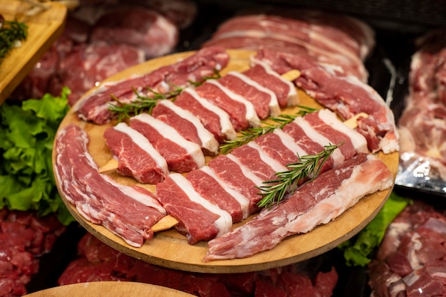 Listo para vender lomo de res y grasa de cola de cordero en el pasillo de carnes