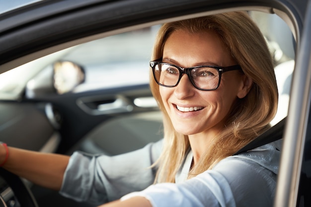 Listo para un viaje de negocios retrato de una bella empresaria caucásica feliz con gafas