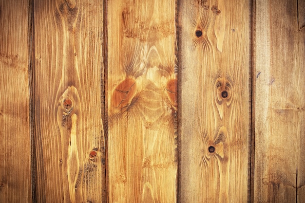 Listones de madera marrón con nudos unidos entre sí. Fondo de textura de madera