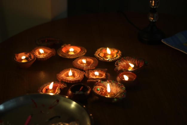 Lit Diyas auf dem Tisch während Diwali