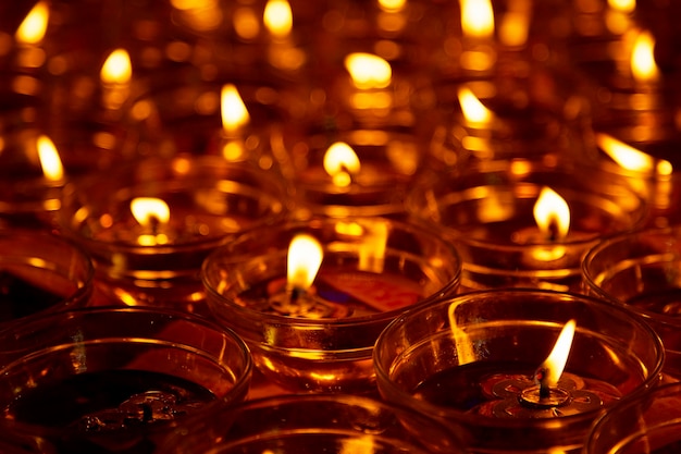 Lit Diyas im Dunkelzimmer während Diwali