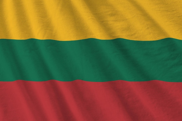 Litauen-Flagge mit großen Falten, die in der Nähe unter dem Studiolicht im Innenbereich winken Die offiziellen Symbole und Farben im Banner