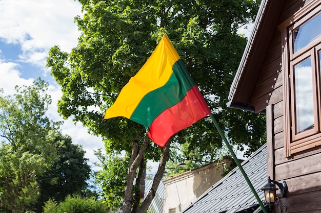 Litauische Flagge entwickelt sich an der Wand des Hauses