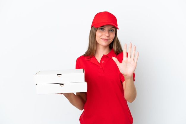 Litauische Pizzalieferantin isoliert auf weißem Hintergrund und zählt fünf mit den Fingern